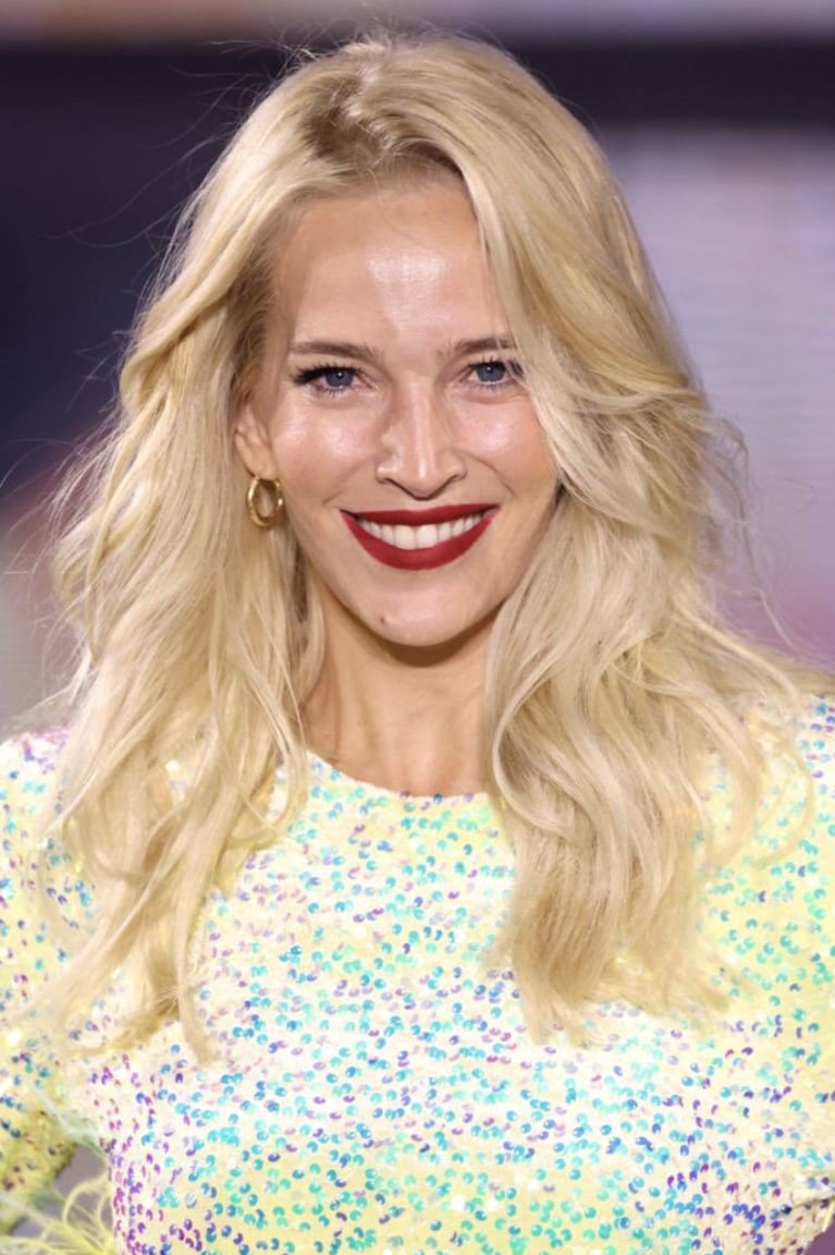 Las fotos de Luisana Lopilato desfilando en París, a pies de la Torre Eiffel, junto a estrellas de Hollywood