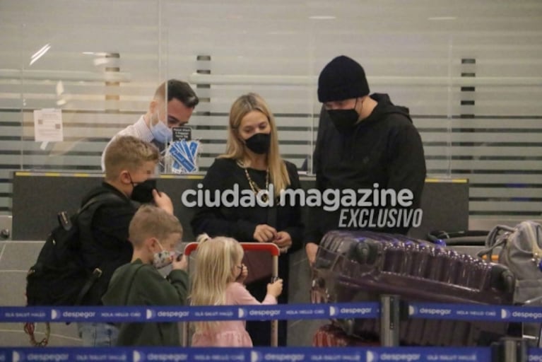 Las fotos de Luisana Lopilato y Michael Bublé con sus hijos en Ezeiza: buena onda con los fans y complicidad familiar