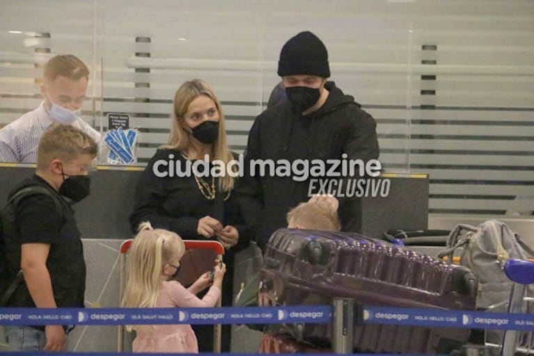 Las fotos de Luisana Lopilato y Michael Bublé con sus hijos en Ezeiza: buena onda con los fans y complicidad familiar