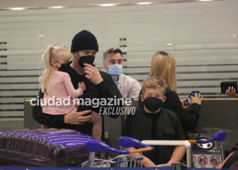 Las fotos de Luisana Lopilato y Michael Bublé con sus hijos en Ezeiza: buena onda con los fans y complicidad familiar