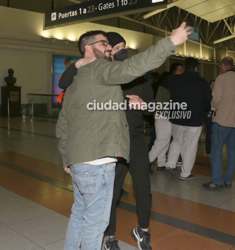 Las fotos de Luisana Lopilato y Michael Bublé con sus hijos en Ezeiza: buena onda con los fans y complicidad familiar