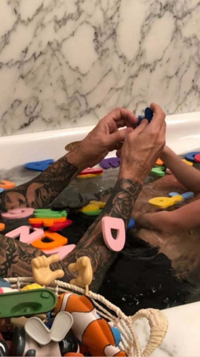 Las fotos de Marcelo Tinelli jugando y enseñándole el abecedario a su hijo Lorenzo, mientras se dan un baño