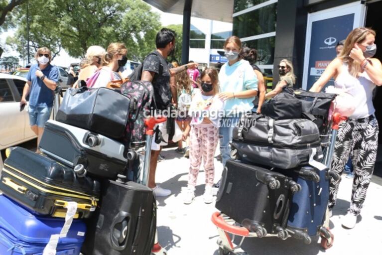 Las fotos de Mica Viciconte y Fabián Cubero regresando de Brasil tras sus vacaciones: pancita y familia ensamblada