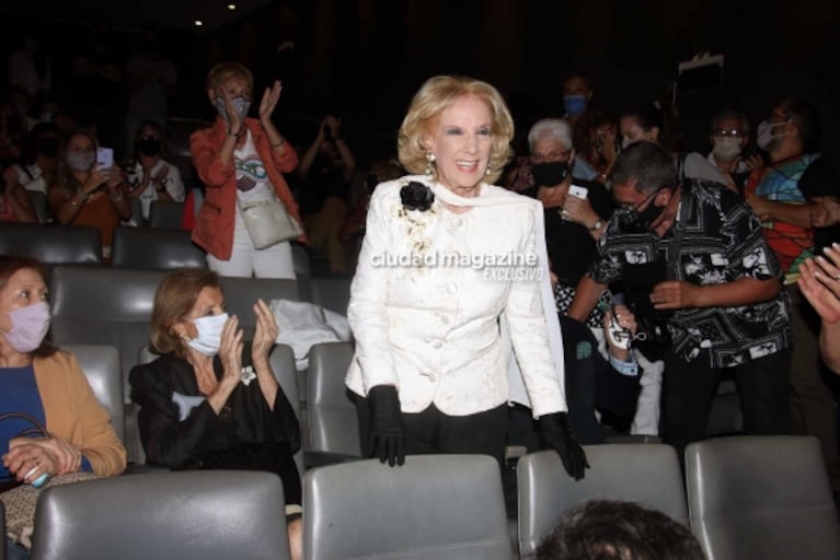 Las fotos de Mirtha Legrand en la noche porteña: la diva fue al teatro y fue ovacionada por el público