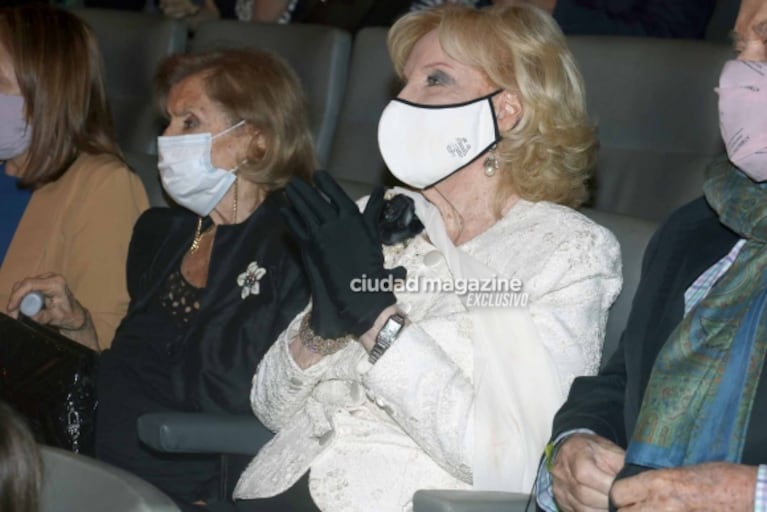 Las fotos de Mirtha Legrand en la noche porteña: la diva fue al teatro y fue ovacionada por el público