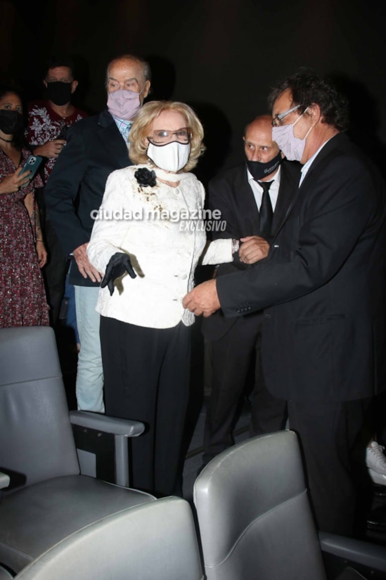 Las fotos de Mirtha Legrand en la noche porteña: la diva fue al teatro y fue ovacionada por el público