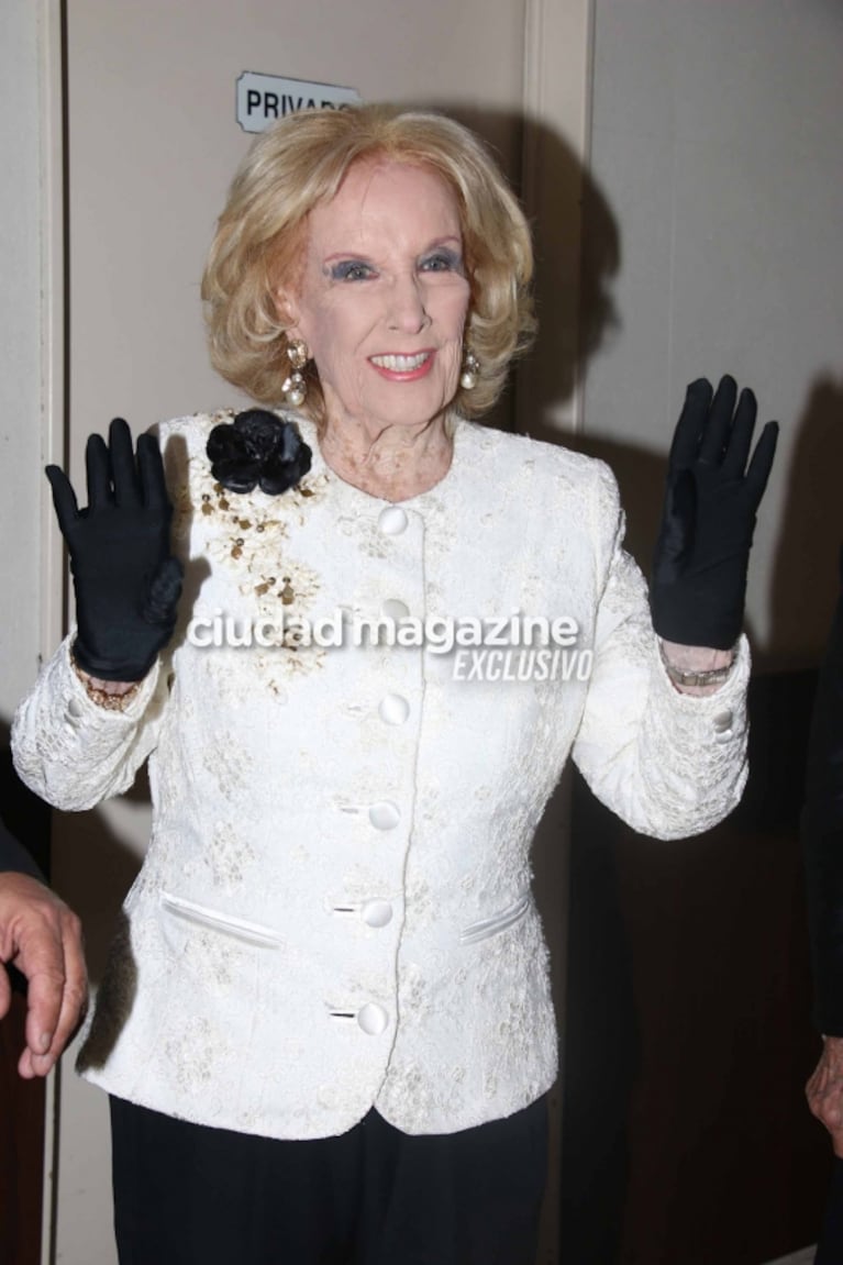 Las fotos de Mirtha Legrand en la noche porteña: la diva fue al teatro y fue ovacionada por el público