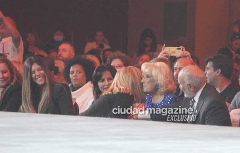 Las fotos de Mirtha Legrand, la familia de Lionel Messi y más famosos en el desfile de Claudio Cosano