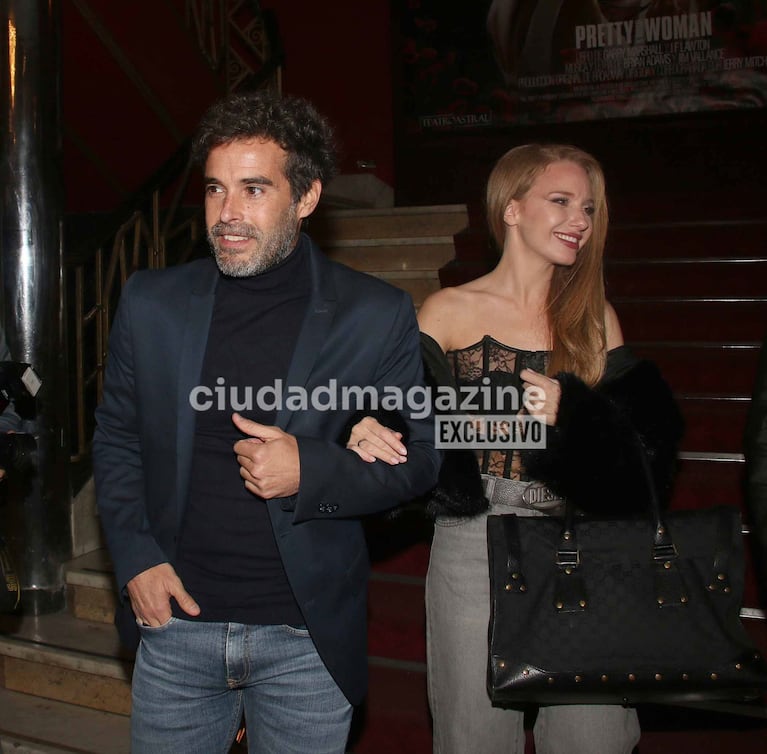 Las fotos de Nicolás Cabré con Rocío Pardo, a puro mimo en el estreno de Pretty Woman