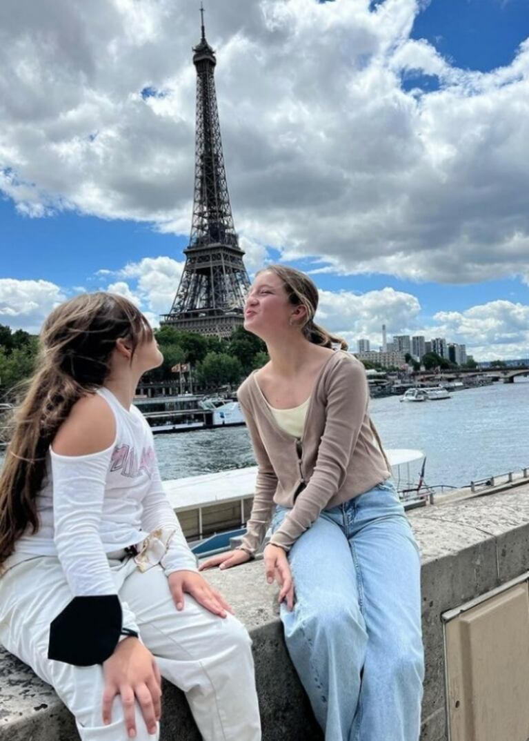 Las fotos de Nicole Neumann con sus hijas y Manu Urcera de paseo por Francia