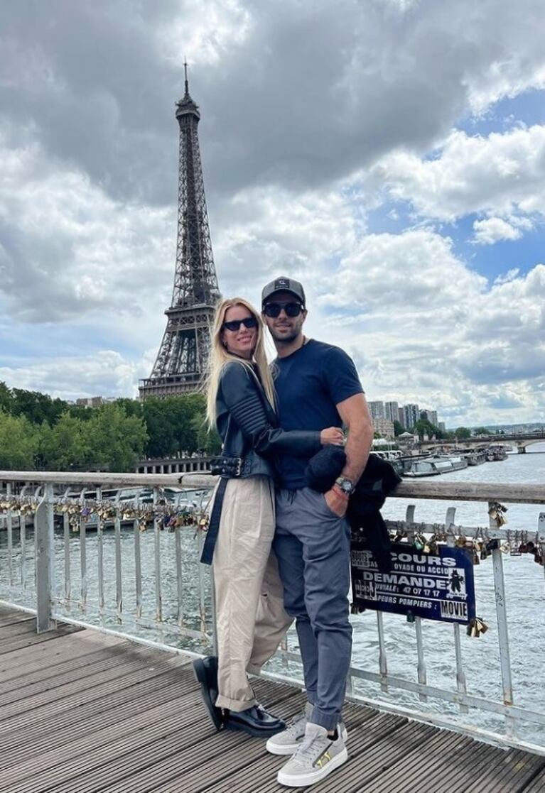Las fotos de Nicole Neumann con sus hijas y Manu Urcera de paseo por Francia