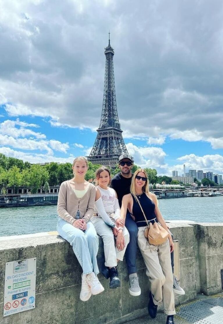 Las fotos de Nicole Neumann con sus hijas y Manu Urcera de paseo por Francia