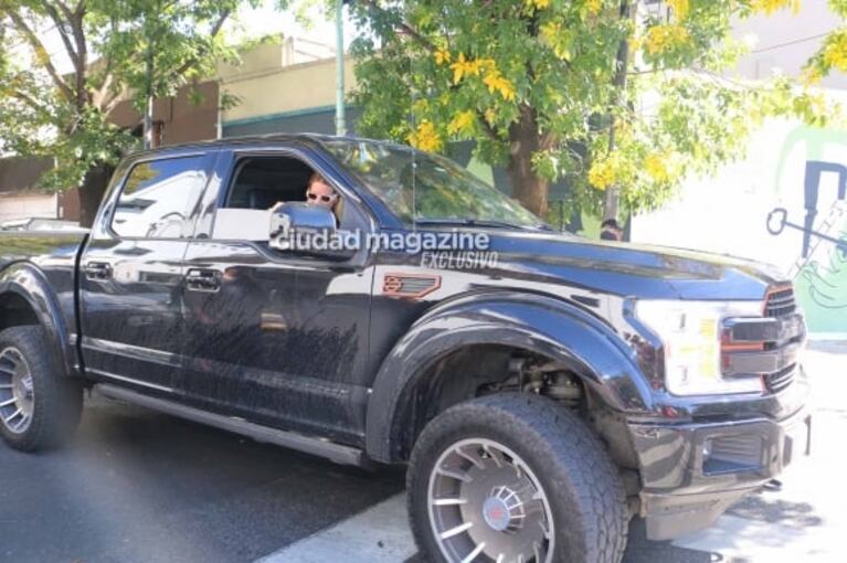 Las fotos de Nicole Neumann llegando a trabajar en su imponente camioneta