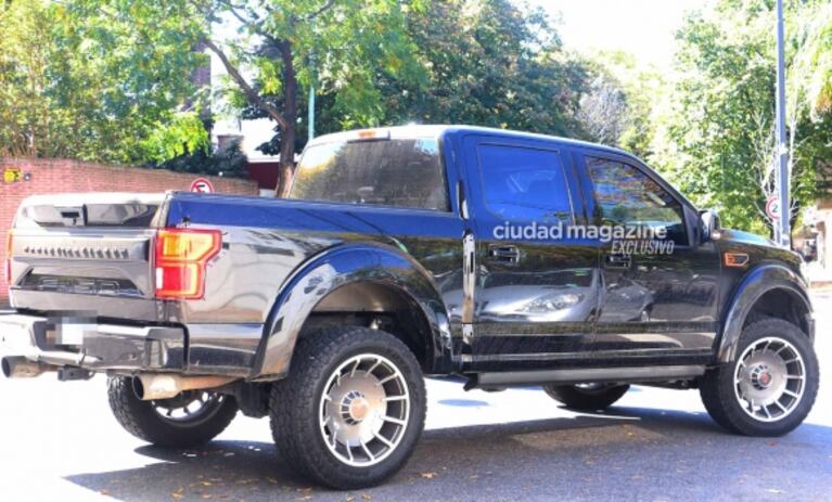 Las fotos de Nicole Neumann llegando a trabajar en su imponente camioneta