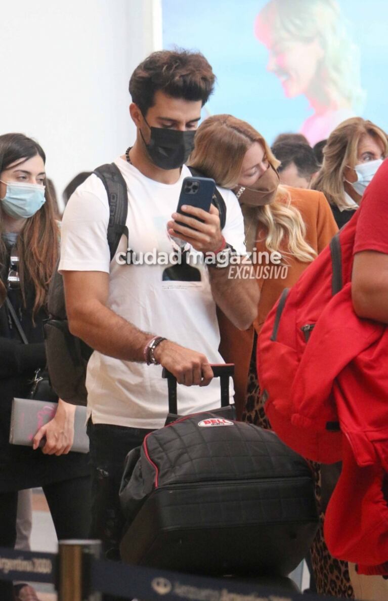 Las fotos de Nicole Neumann y Manu Urcera, mimosos antes de volar a Italia tras el accidente del automovilista