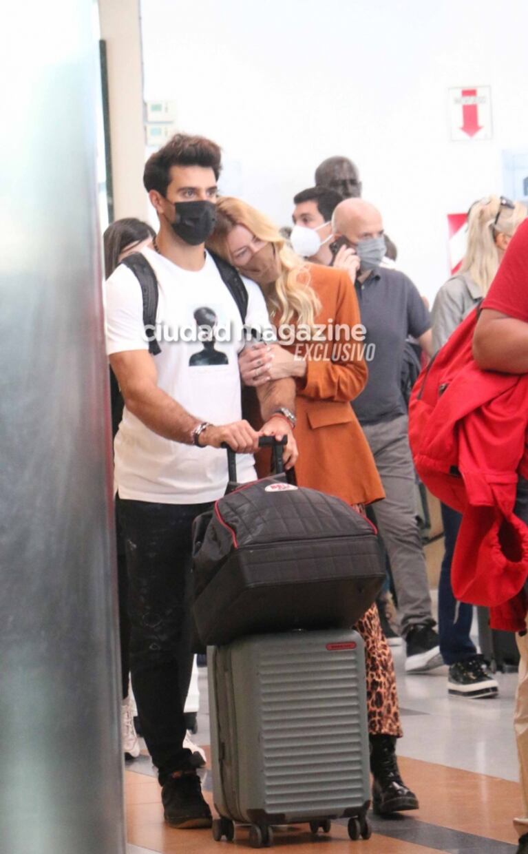Las fotos de Nicole Neumann y Manu Urcera, mimosos antes de volar a Italia tras el accidente del automovilista