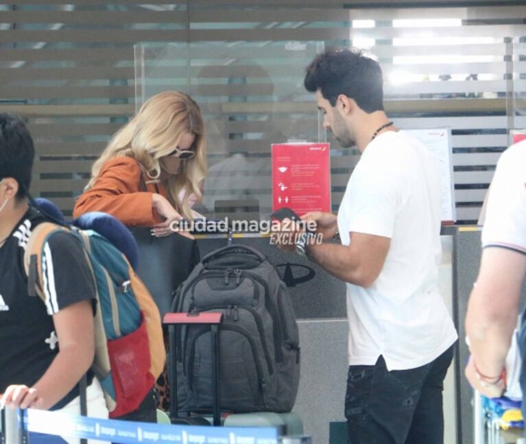 Las fotos de Nicole Neumann y Manu Urcera, mimosos antes de volar a Italia tras el accidente del automovilista