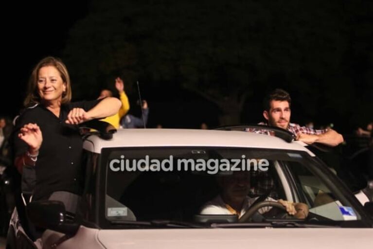 Las fotos de Noelia Marzol, embarazada, en la primera función de Auto Sex: pancita al aire y mucho amor con Ramiro Arias