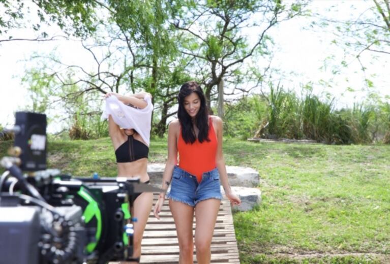 Las fotos de Oriana Sabatini, a los besos con una chica en Uruguay para su nuevo videoclip