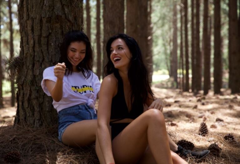 Las fotos de Oriana Sabatini, a los besos con una chica en Uruguay para su nuevo videoclip