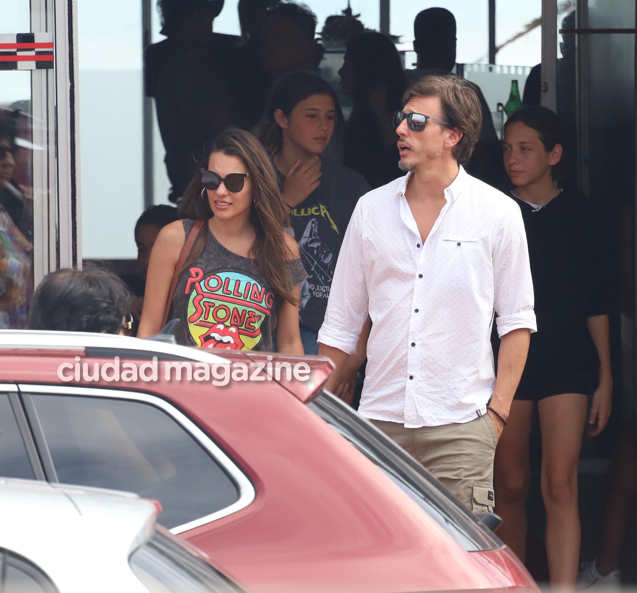 Las fotos de Pampita con Roberto García Moritán y sus hijos en Punta del Este. (Foto: GMPress)