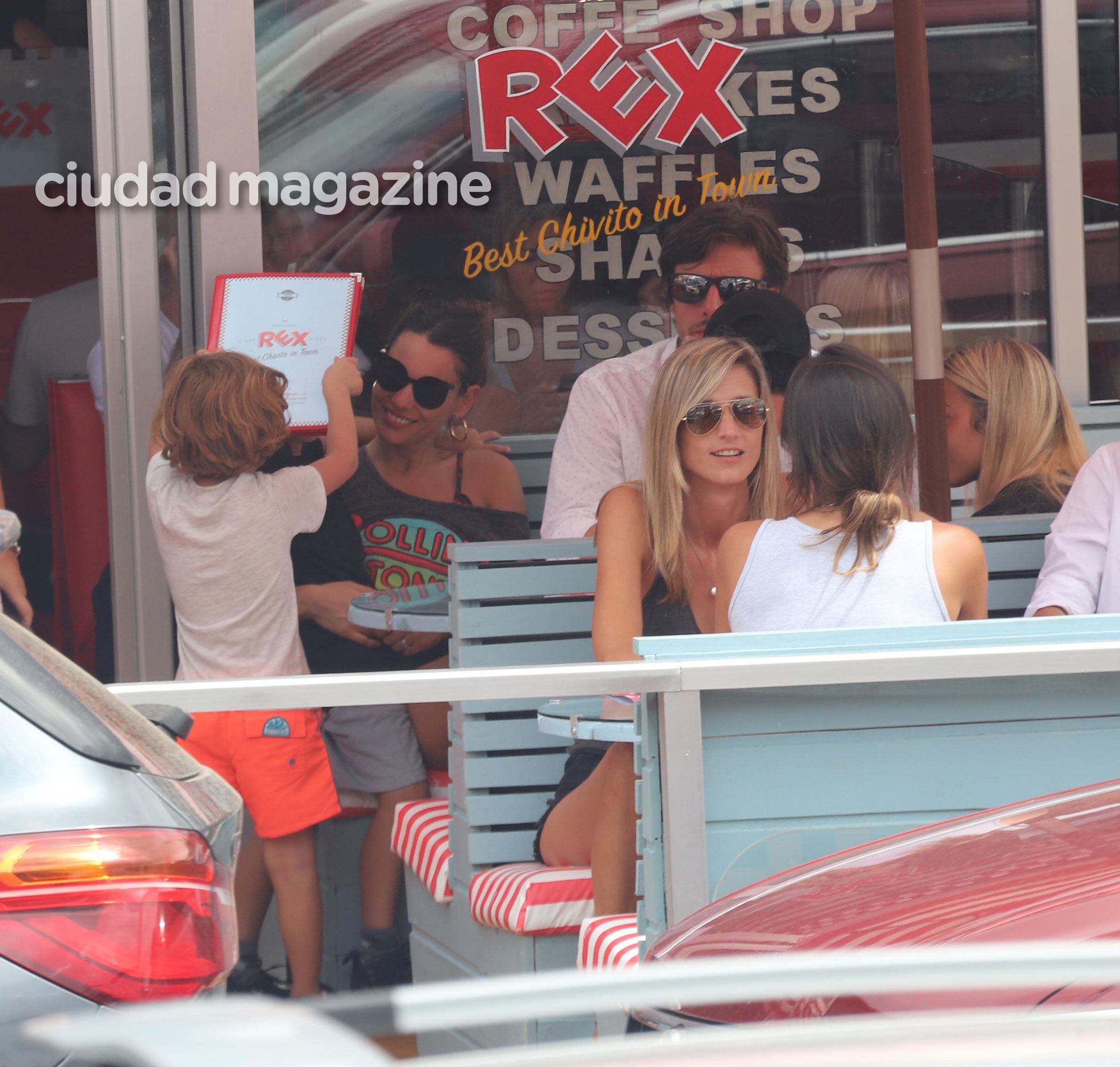 Las fotos de Pampita con Roberto García Moritán y sus hijos en Punta del Este. (Foto: GMPress)