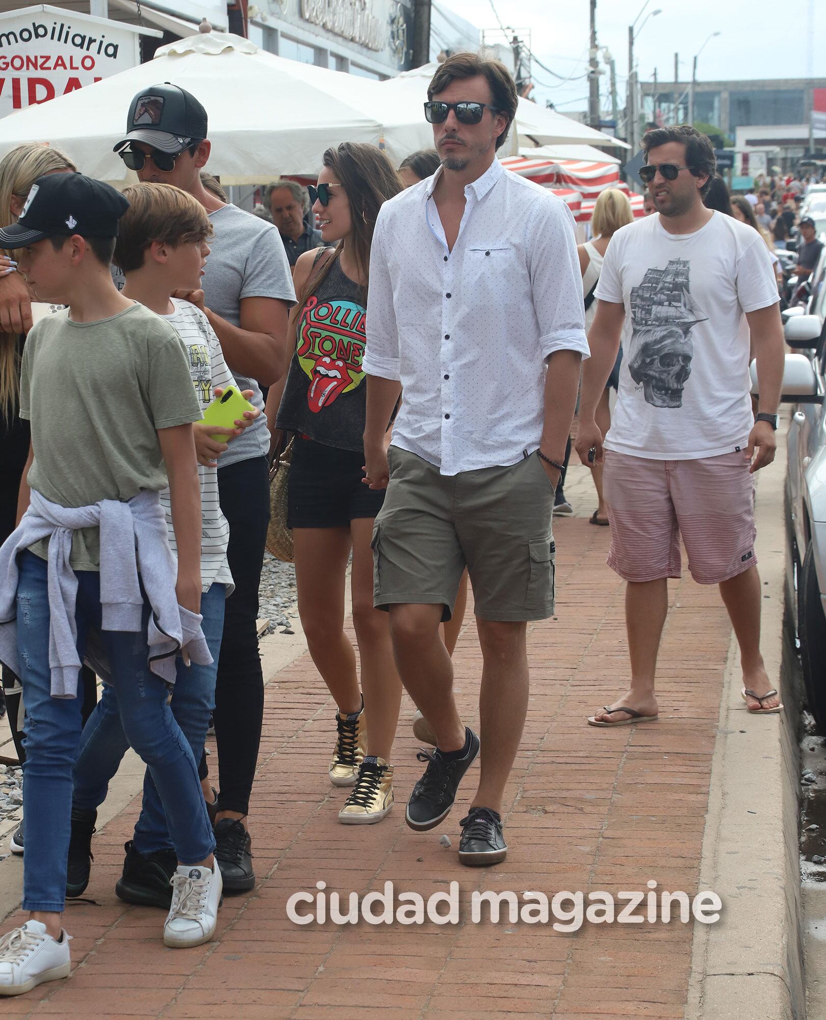 Las fotos de Pampita con Roberto García Moritán y sus hijos en Punta del Este. (Foto: GMPress)