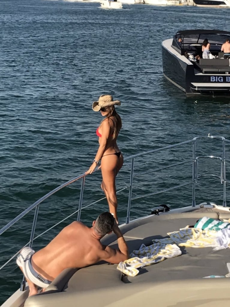 Las fotos de Pampita en bikini a bordo de un lujoso yate en la costa de Miami: mirá su lomazo al sol