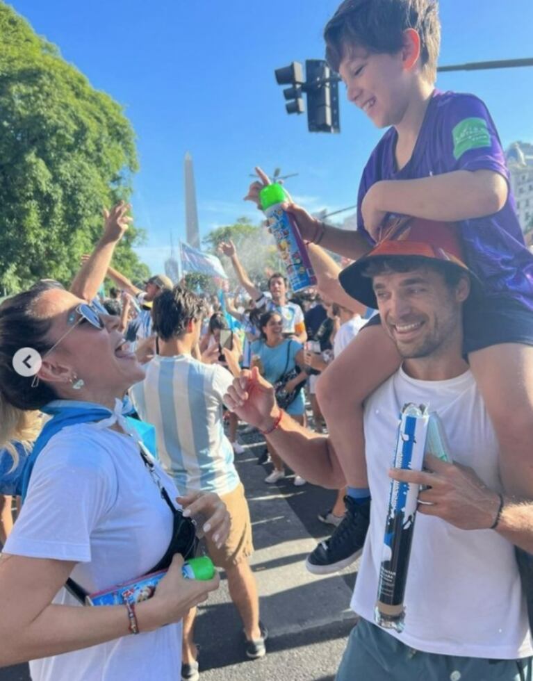 Las fotos de Pampita y Jimena Barón en el Obelisco, celebrando en familia el triunfo de Argentina en el Mundial