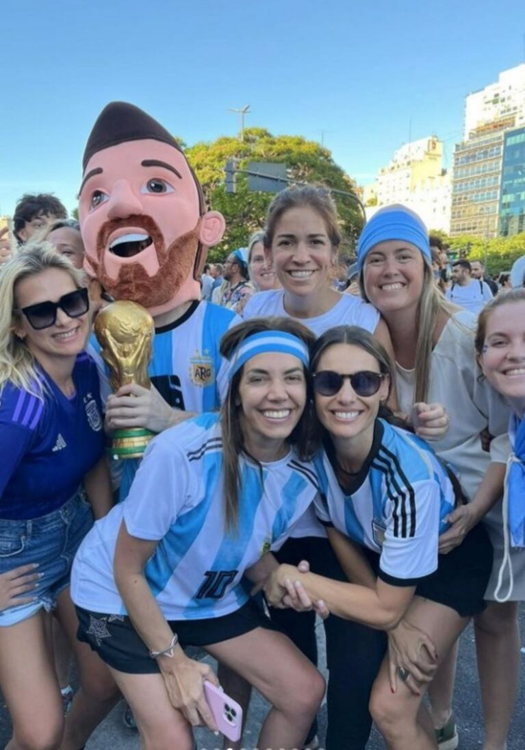 Las fotos de Pampita y Jimena Barón en el Obelisco, celebrando en familia el triunfo de Argentina en el Mundial