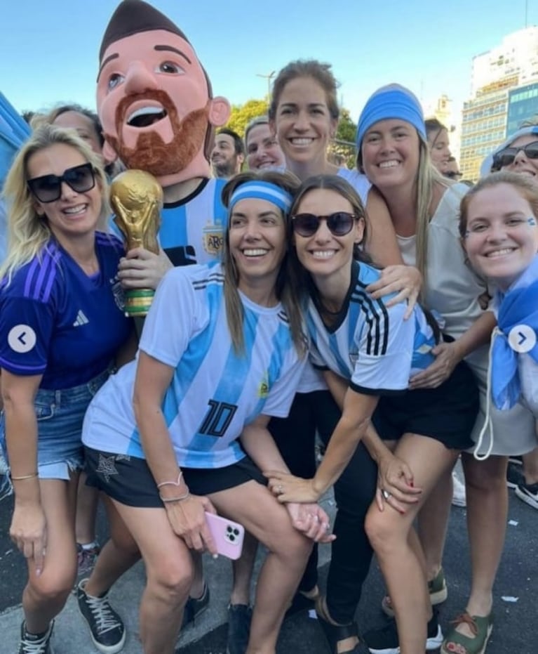 Las fotos de Pampita y Jimena Barón en el Obelisco, celebrando en familia el triunfo de Argentina en el Mundial