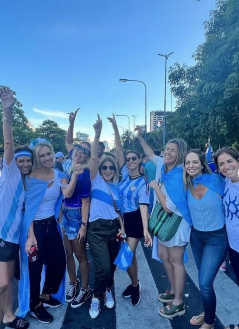 Las fotos de Pampita y Jimena Barón en el Obelisco, celebrando en familia el triunfo de Argentina en el Mundial
