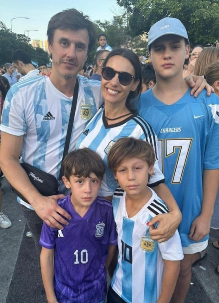 Las fotos de Pampita y Jimena Barón en el Obelisco, celebrando en familia el triunfo de Argentina en el Mundial