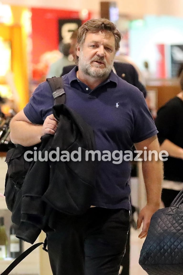 Las fotos de Russell Crowe, capturado 'infraganti' acomodándose la ropa interior 