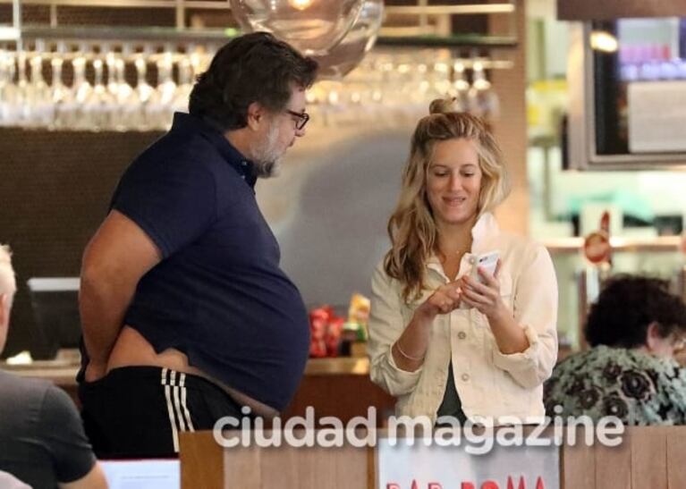 Las fotos de Russell Crowe, capturado 'infraganti' acomodándose la ropa interior 