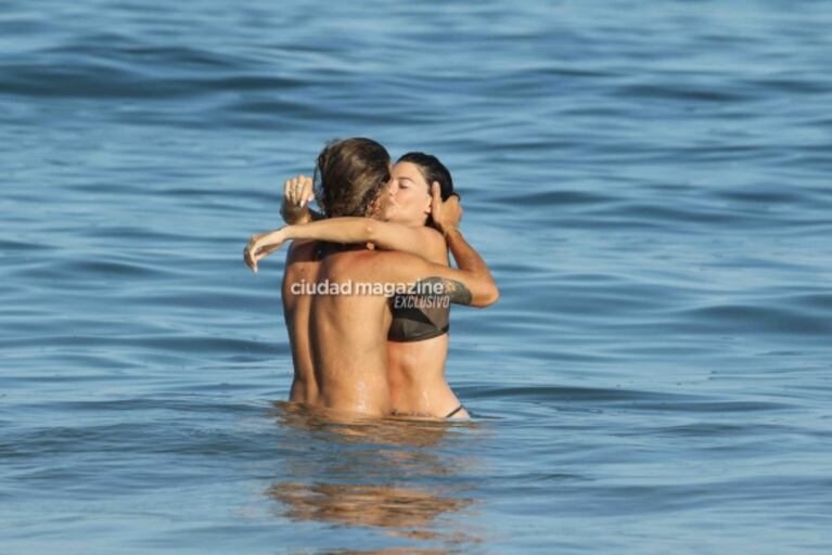 Las fotos de Sofía Jujuy Jiménez y su novio, Bautista Bello, apasionados en Punta: sol, playa y besos en el agua