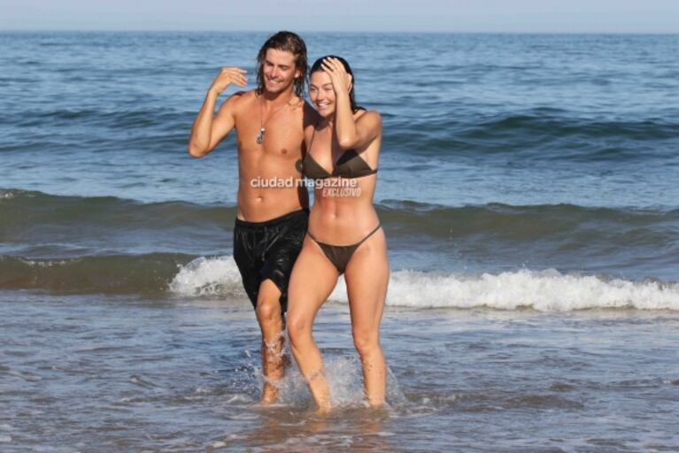 Las fotos de Sofía Jujuy Jiménez y su novio, Bautista Bello, apasionados en Punta: sol, playa y besos en el agua