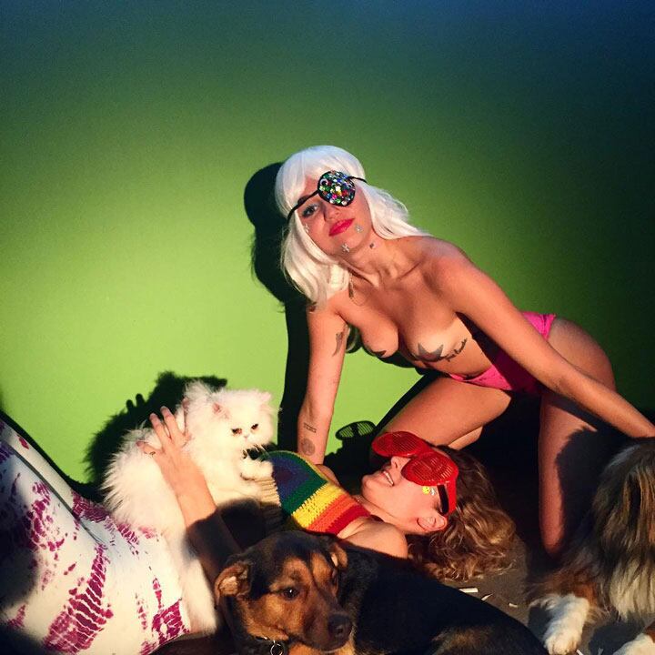 Las fotos de su nuevo topless artístico de Miley Cyrus. (Foto: Instagram.com/mileycyrus/)
