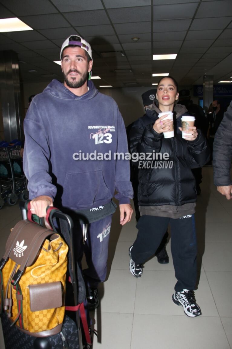 Las fotos de Tini Stoessel y Rodrigo de Paul, enamorados en Ezeiza tras sus increíbles vacaciones en Europa