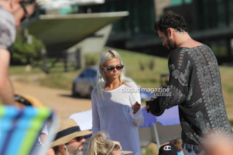 Las fotos de Valentina Zenere junto a su novio español en las playas de Punta: amor y relax frente al mar