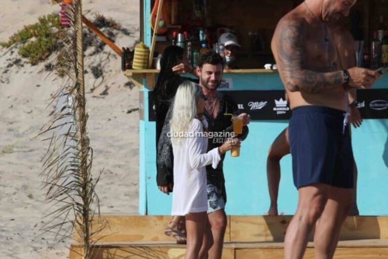 Las fotos de Valentina Zenere junto a su novio español en las playas de Punta: amor y relax frente al mar