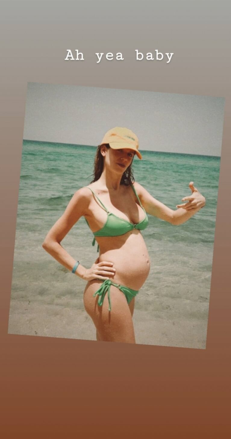 Las fotos de Violeta Urtizberea en bikini, luciendo su embarazo de seis meses en la playa