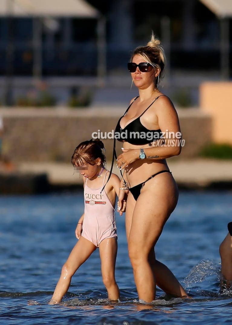 Las fotos de Wanda Nara a pura sensualidad en el mar de Ibiza durante sus vacaciones