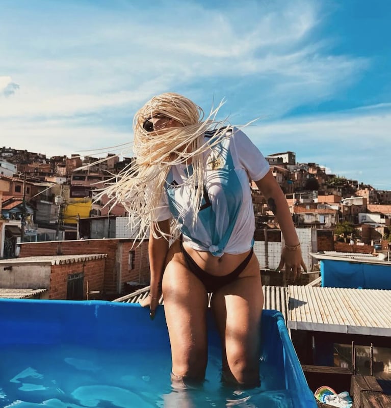 Las fotos de Wanda Nara en una pelopincho en Brasil con la camiseta de la Selección Argentina