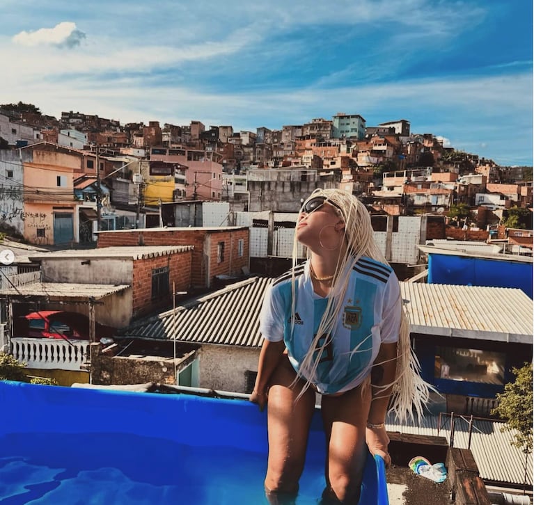 Las fotos de Wanda Nara en una pelopincho en Brasil con la camiseta de la Selección Argentina