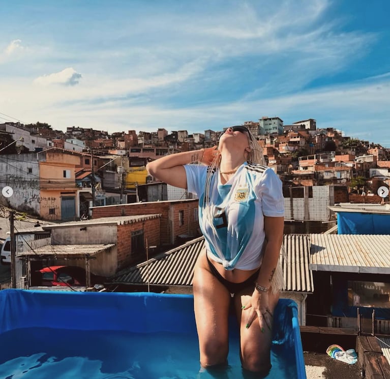 Las fotos de Wanda Nara en una pelopincho en Brasil con la camiseta de la Selección Argentina