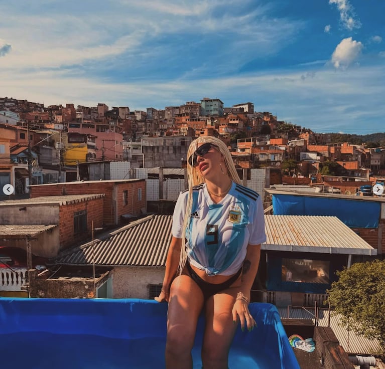 Las fotos de Wanda Nara en una pelopincho en Brasil con la camiseta de la Selección Argentina