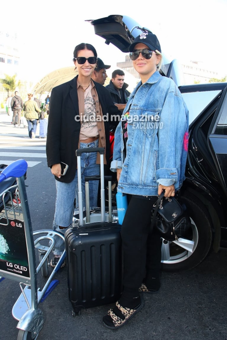 Las fotos de Wanda y Zaira Nara en su llegada a la Argentina: looks súper cancheros y muchas valijas