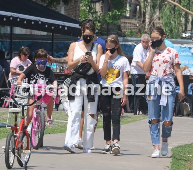 Las fotos del almuerzo en familia de Mica Viciconte, Fabián Cubero y sus hijas en medio de rumores de embarazo