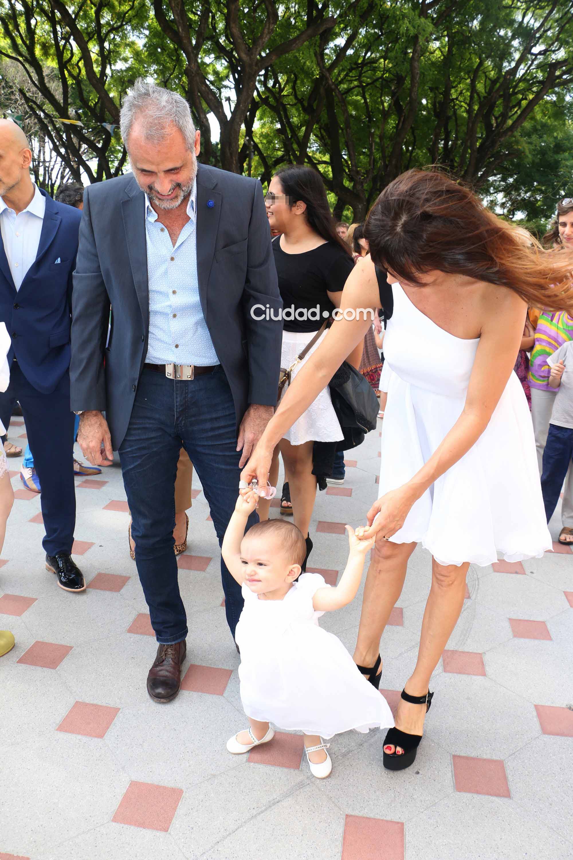 Las fotos del bautismo de la hija de Valeria Archimó y Guillermo Marín (Foto: Movilpress)